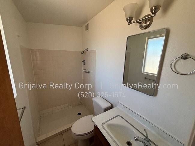 Building Photo - Spacious 3 Bedroom, 2 Bath Red Brick House...