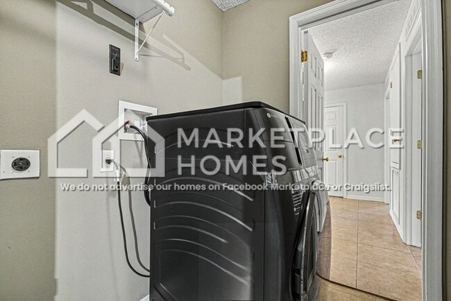 Building Photo - 830 Painesville St SE