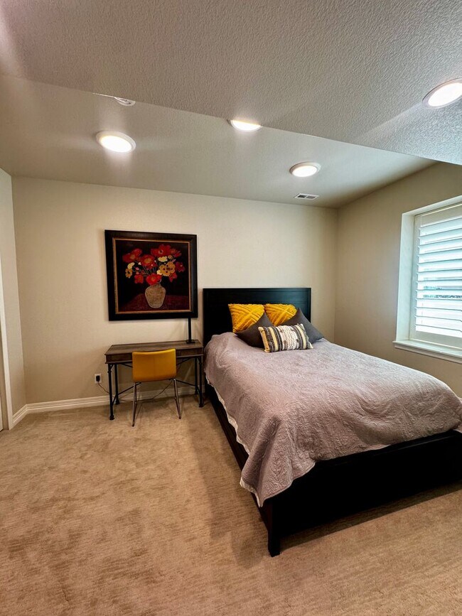 Building Photo - Stunning 5 Bedroom Home in Cordera with access to Community center with pool
