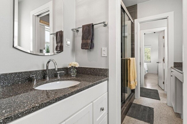 Building Photo - 340 NE 7th Ave