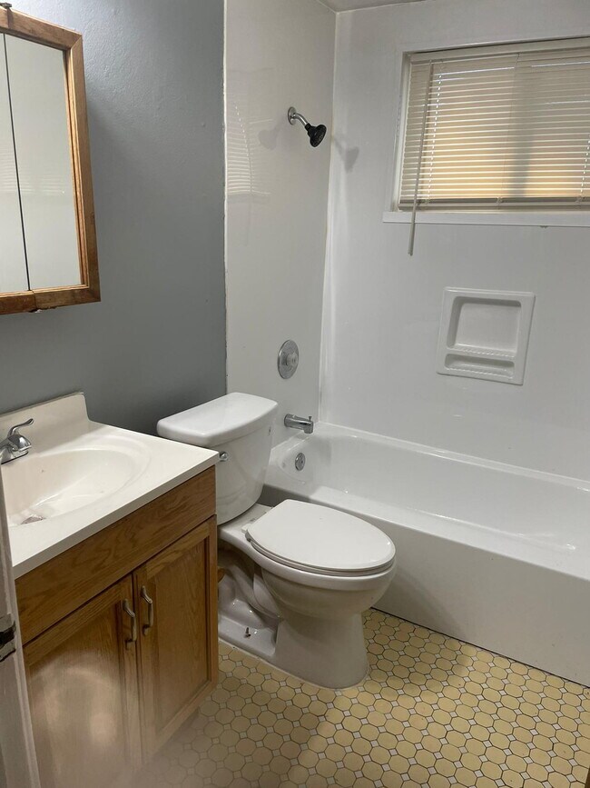 Building Photo - "Charming 3-Bed Sanctuary in St. Louis – Cozy Comfort Awaits on Ventura Drive!"  We accept sectio...