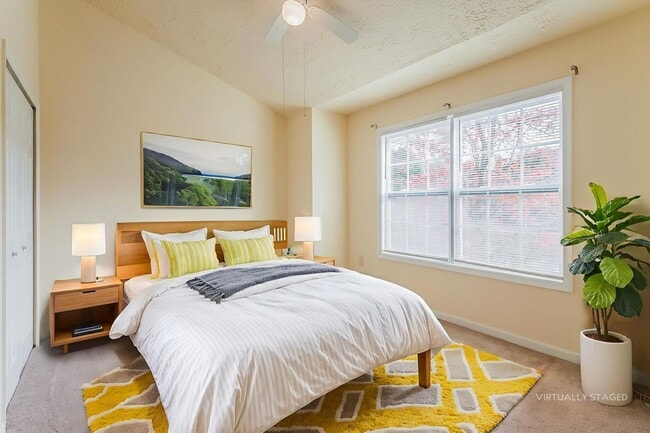 Building Photo - Spacious Townhome with 2 assigned parking spots