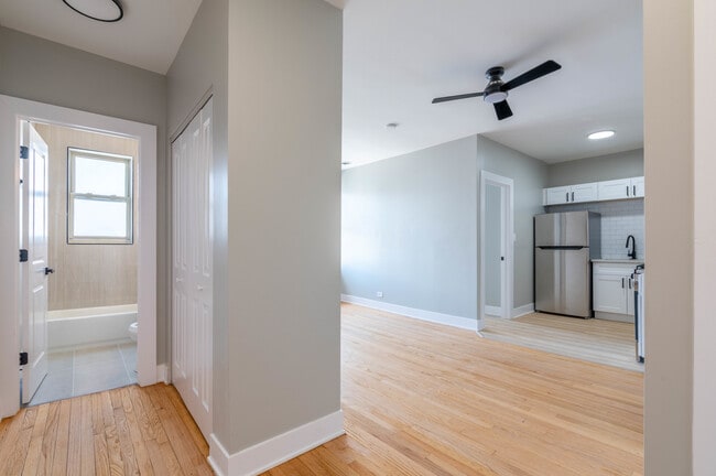 Building Photo - 6239 N Western Ave