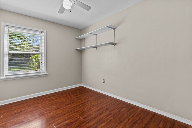 Building Photo - Great Location and Access to Interstate!