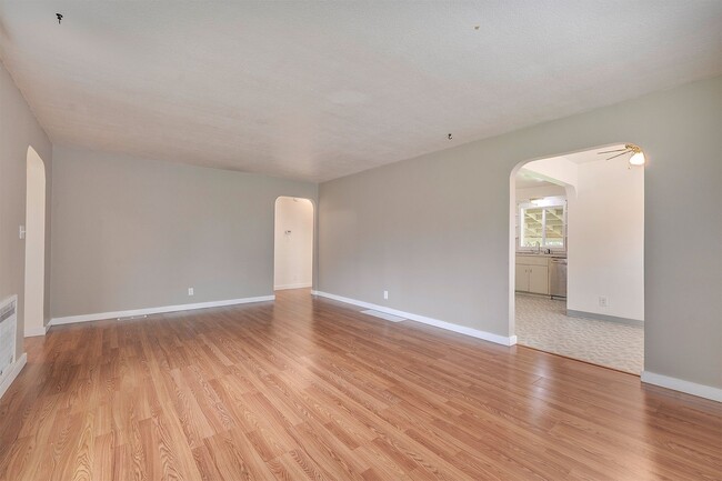 Building Photo - 2 bed 1 bath home in the heart of downtown Forest Grove