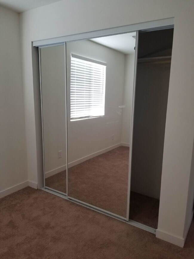 Building Photo - FANTASTIC FIRST FLOOR 2 BEDROOMS AND 1 BATHROOM PLUS PRIVATE BACKYARD