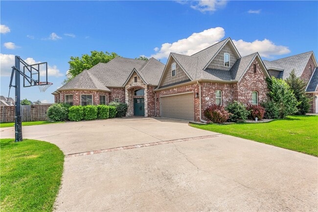 Building Photo - 501 SE Eaton St