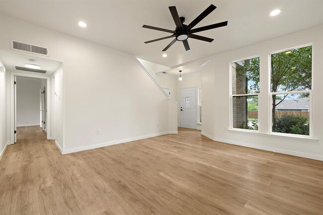 Building Photo - 2118 Zephyr Ln