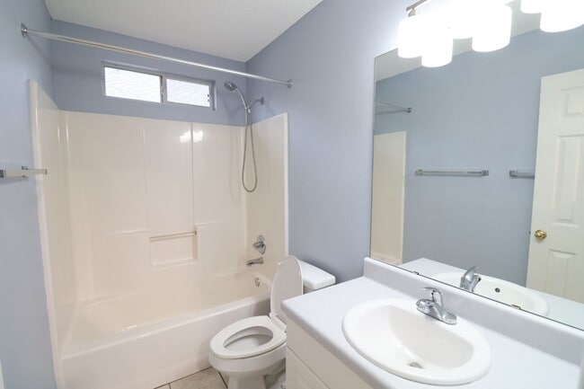 Building Photo - 3 bed 2 bath home in a quiet neighborhood