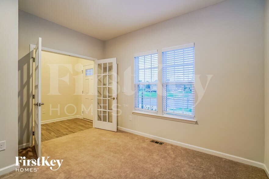 Building Photo - 717 Wallace Dr