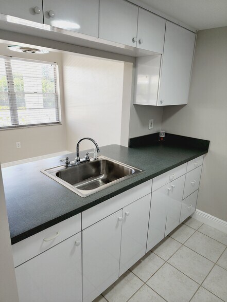 Building Photo - 1001 77th Ave N