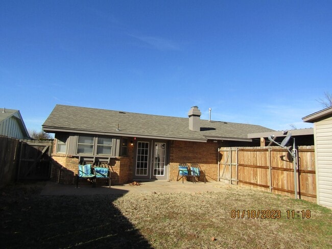 Building Photo - Great home located on the eastside, walking distance to MacArthur Schools.