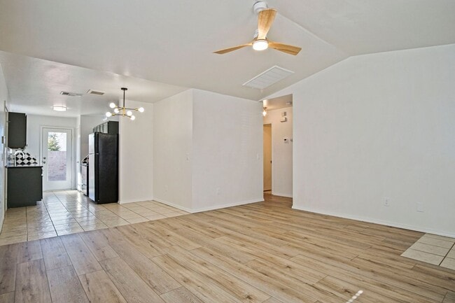 Building Photo - Beautiful 2 Bedroom - 2 Bathroom in Deer C...