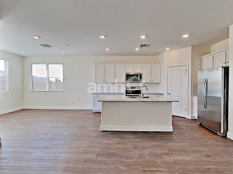 Building Photo - 5925 W Columbine Dr