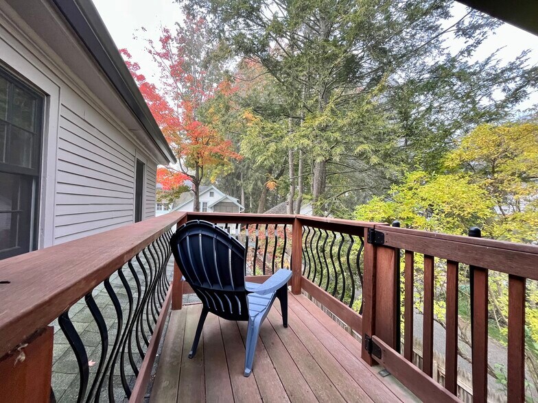 Building Photo - 206 Elm St