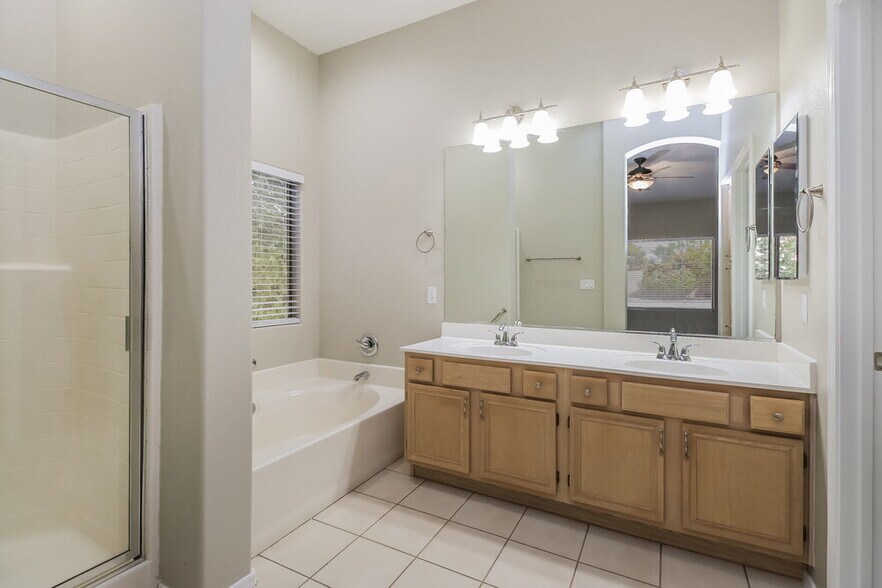 Building Photo - 1542 E Sunrise Way