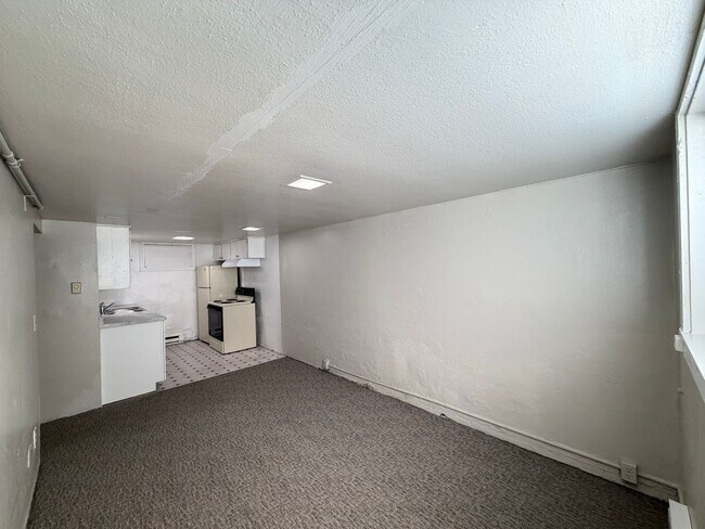 Building Photo - 1403 W Lincoln Ave