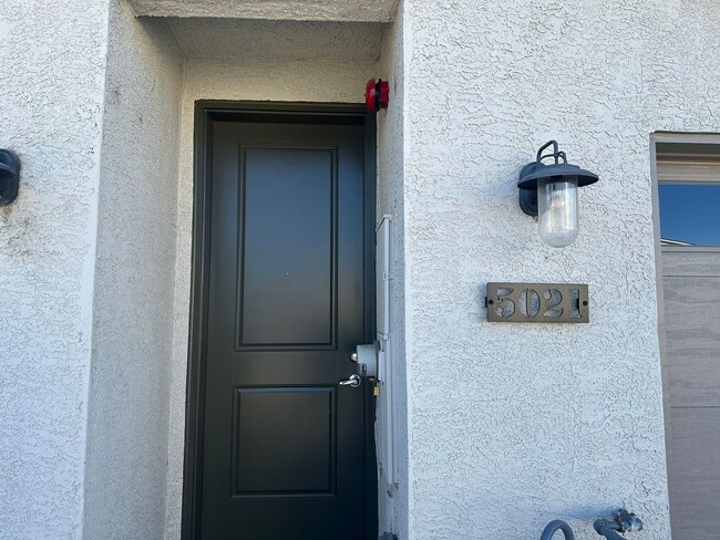 Building Photo - Stunning 3-Bed, 2.5-Bath Townhome in Gated...