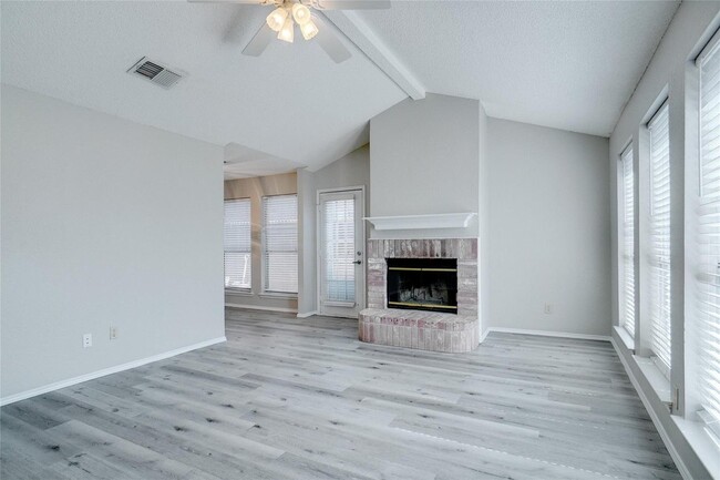 Building Photo - 215 Colt Ln