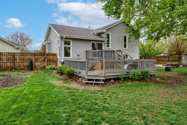 Building Photo - Bright & Airy Tri-Level With Finished Base...