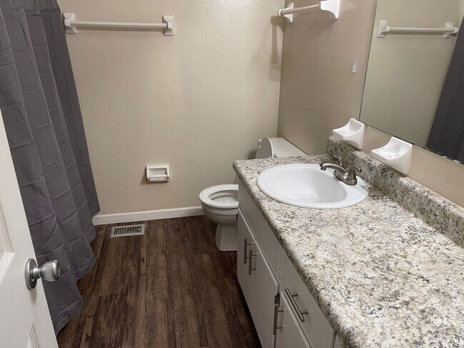 Building Photo - Portland Townhomes