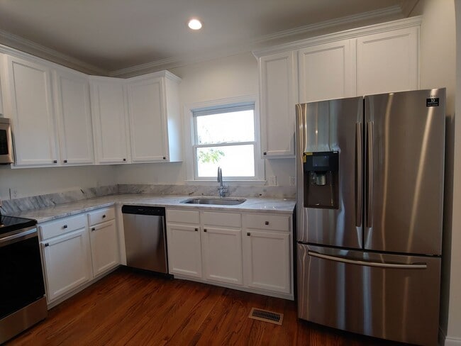 Building Photo - 3 Bedroom, 2.5 Bath Townhome Close to UTC!