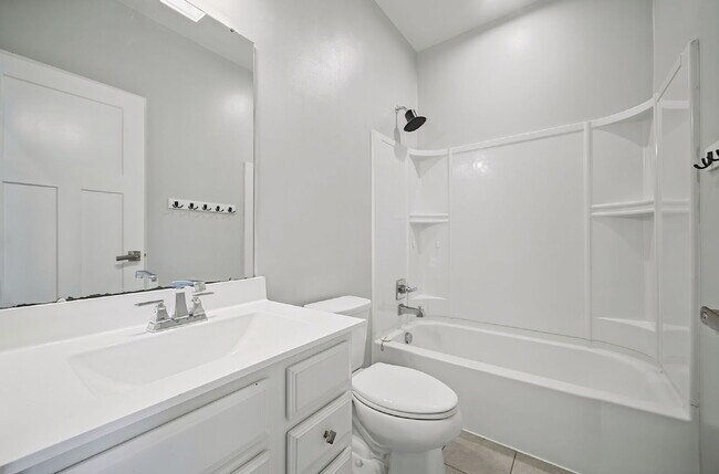 Building Photo - Luxurious 3-bedroom 2.5 bath townhome with Garage in Chesapeake