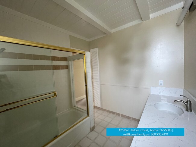 Hall bath - 125 Bar Harbor Ct