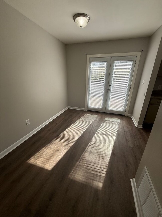 Building Photo - W Ray