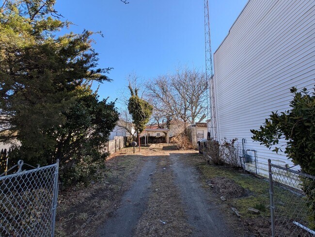 Building Photo - 1115 N Ohio Ave