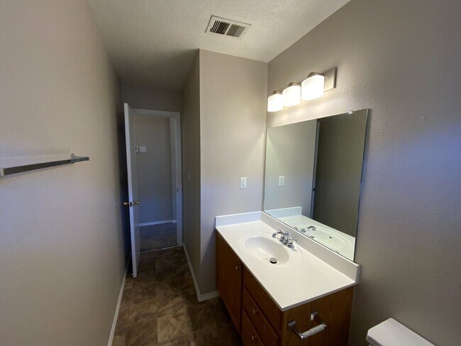 Building Photo - 3 Bedroom Single Story Home Available in V...