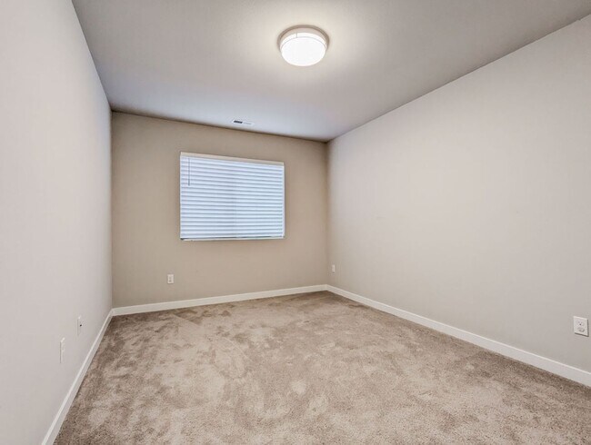 Building Photo - **Move-In Special** Stunning 5 bed, 2.5 ba...