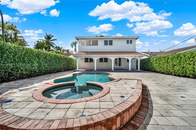 Building Photo - 527 SW 20th Rd