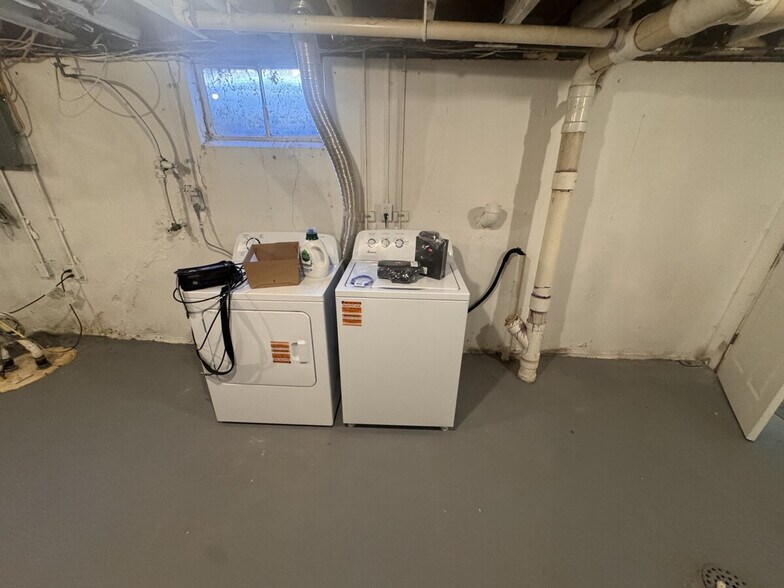 Building Photo - 5765 Heritage-SI ID1472906P