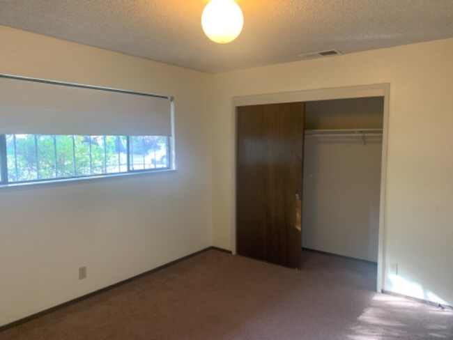Building Photo - 810 Madrone Ave