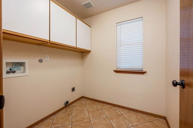 Building Photo - 2353 Saturn Cir