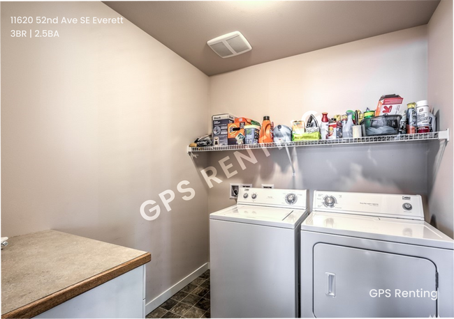 Building Photo - Stylish And Sleek Everett Home On A Quiet ...