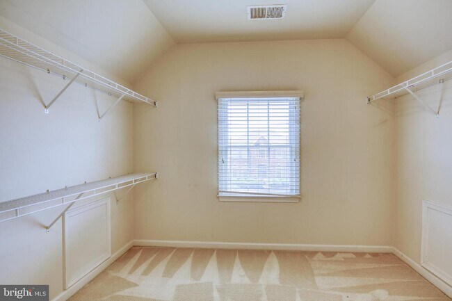 Building Photo - 1001 Meadow Ct