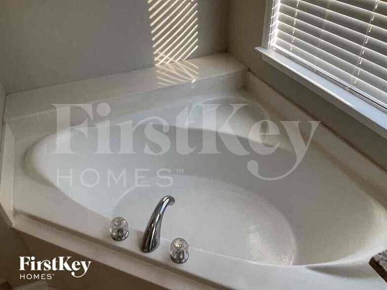 Building Photo - 670 Golden Meadow Dr