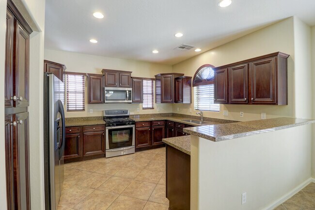Building Photo - 15359 W Columbine Dr