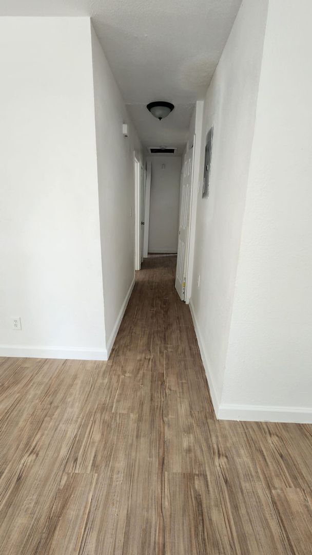 Building Photo - Renovated 4/2 Home Tampa Available Now