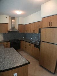 Building Photo - 1 bed, 1 bath, 1 parking with a lanai, loc...