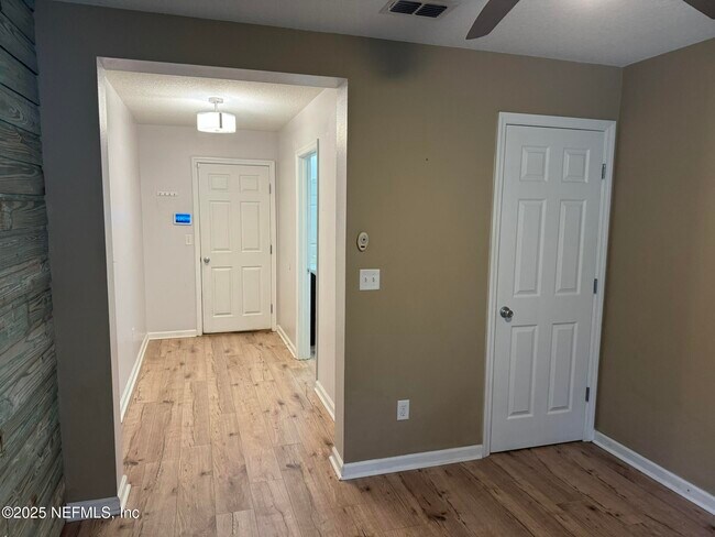 Building Photo - 348 Auburn Oaks Rd E