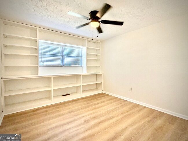 Building Photo - 305 Hillside Dr