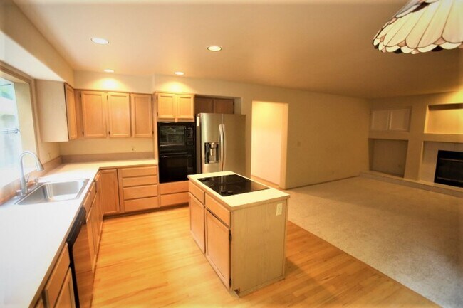 Building Photo - Beautiful 2 Story 3 Bed 2.5 Bath in Sammamish