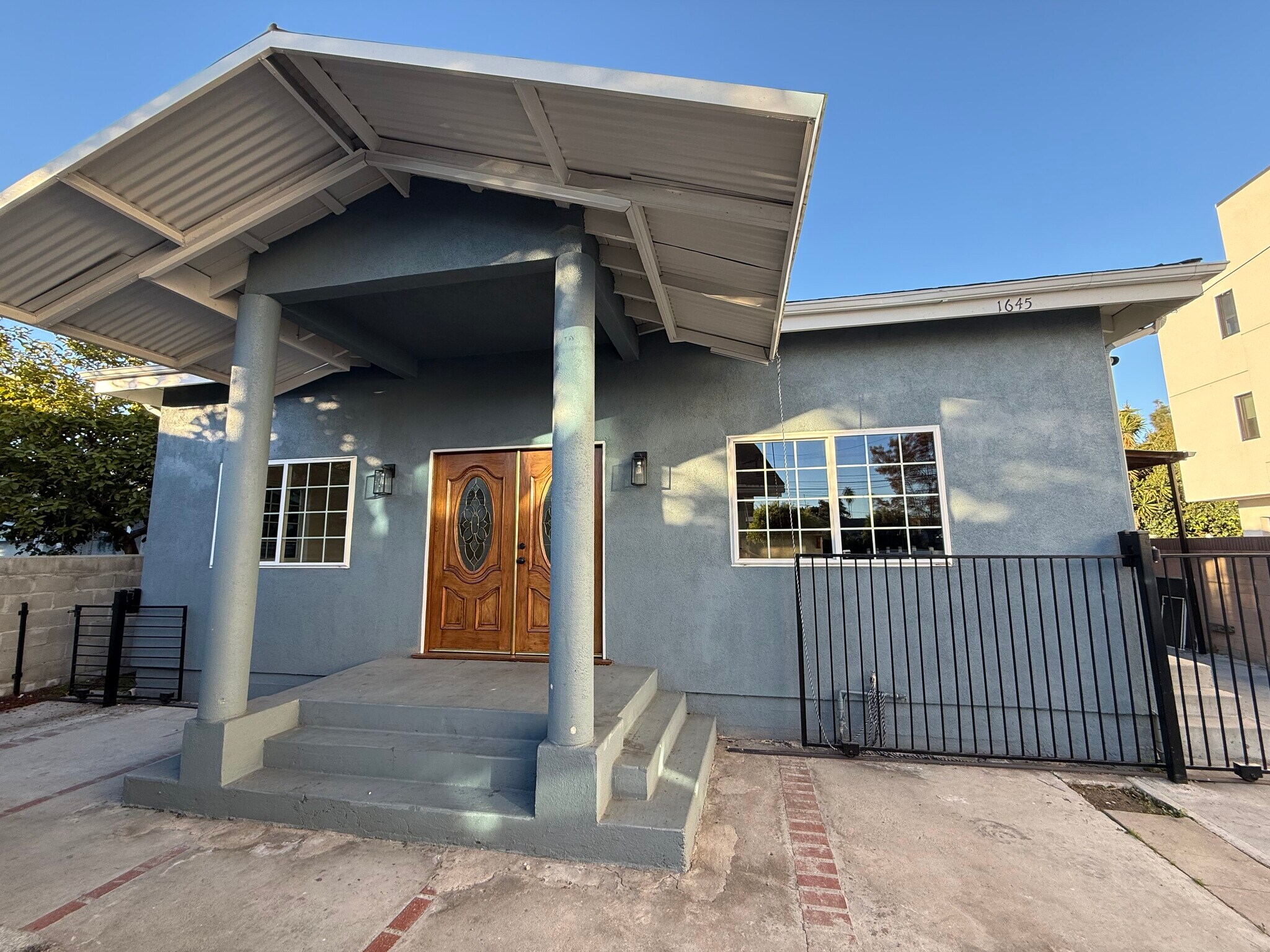 Building Photo - 1645 W 36th Pl