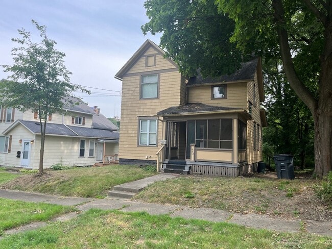 Building Photo - Spacious and Elegant 4 Bedroom Residence w...