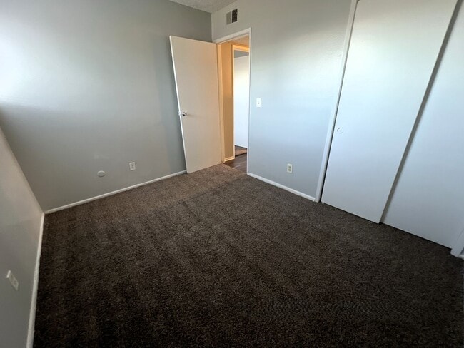 Building Photo - 2 Bedroom 1 Bathroom Garden Level Apartment in Aurora