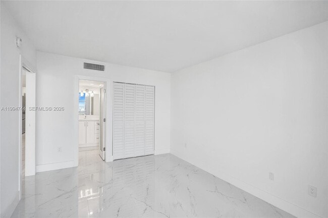 Building Photo - 3625 N Country Club Dr