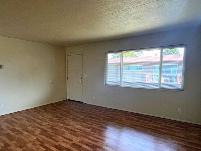 Building Photo - (WLO) Remodeled 2 Bed/1 Bath close to campus